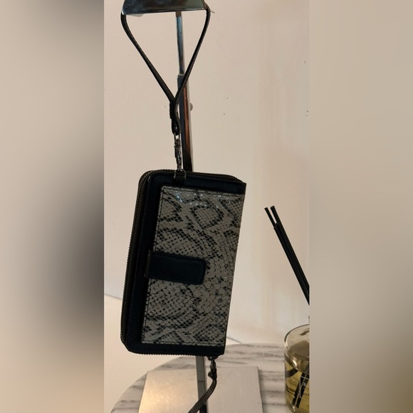 Rachel Rachel Roy Wristlet Black Snake Like Pattern Leather Zip Magnetic Closure - Picture 3 of 15